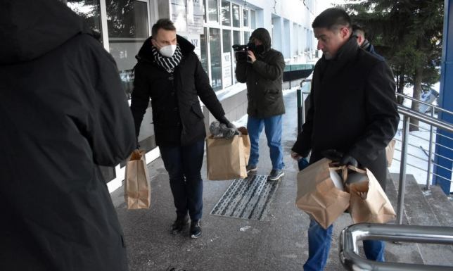 Przekazali ciepłe posiłki pracownikom Szpitala Wojewódzkiego w Suwałkach