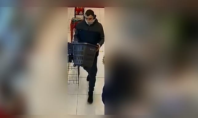 Rozpoznajesz mężczyznę - powiadom policję Augustowscy policjanci poszukują mężczyzny, podejrzewanego o kradzież