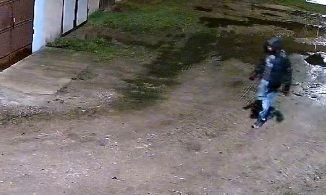 Policja prosi o pomoc w rozpoznaniu mężczyzny poszukują mężczyzny podejrzewanego o uszkodzenie samochodu i drzwi budynku