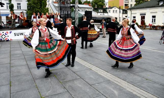 plenerowa potańcówka pod hasłem „Obtańcuj mnie Suwalczaku”