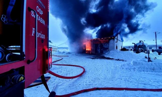 Pożar garażu i sauny płonęła sauna oraz garaż maszyn rolniczych w gminie Sztabin