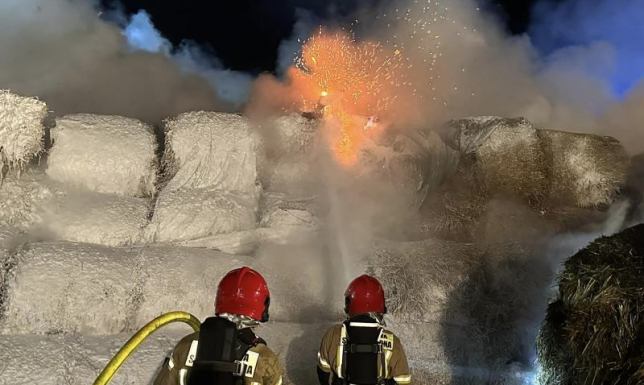 Ponad osiem godzin trwało gaszenie pożaru bel siana i słomy