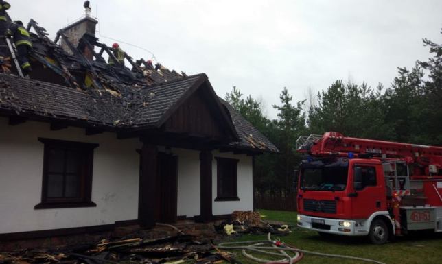 Gasili pożar dachu Sześć zastępów strażaków gasiło pożar dachu w miejscowości Frącki
