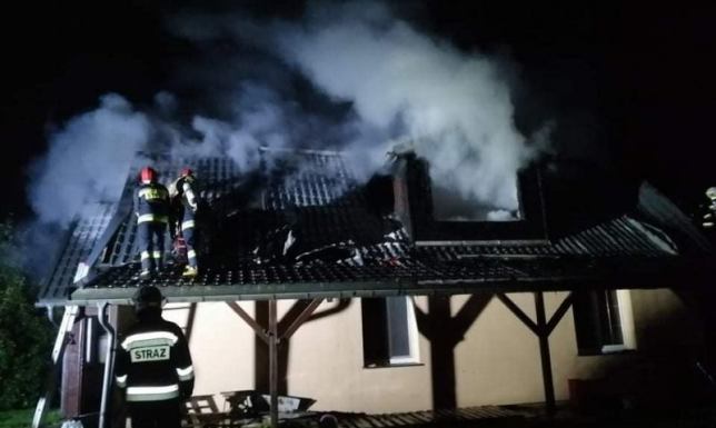 Sześć zastępów strażaków walczyło z pożarem domu w miejscowości Głęboki Rów