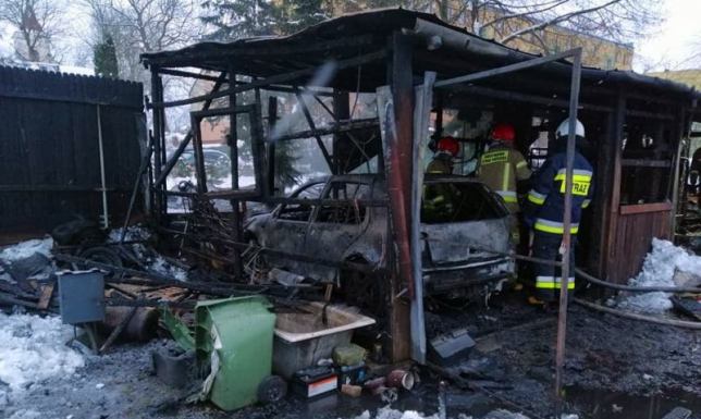 Spłonął samochód i garaż Pożar garażu Konarskiego w Sejnach