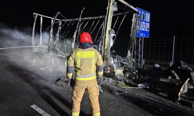 w nocy doszło do pożaru naczepy pojazdu ciężarowego