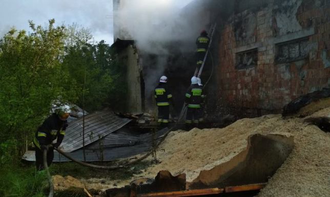 Pożar stolarni w Przebrodzie Osiem samochodów gaśniczych brało udział w gaszeniu budynku stolarni