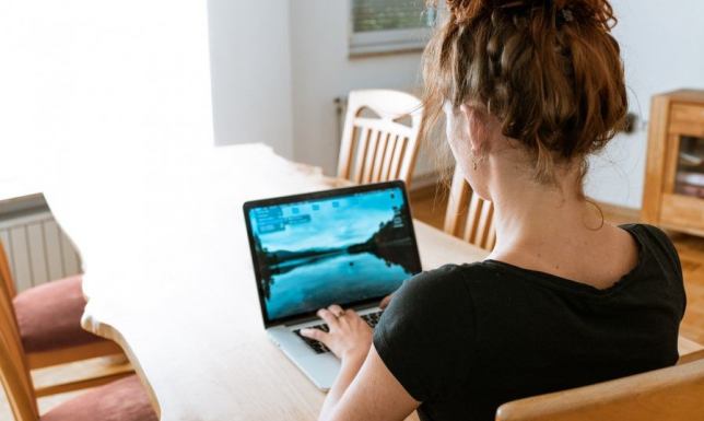 Urządzamy domowe biuro. Jakie meble powinny się w nim znaleźć?