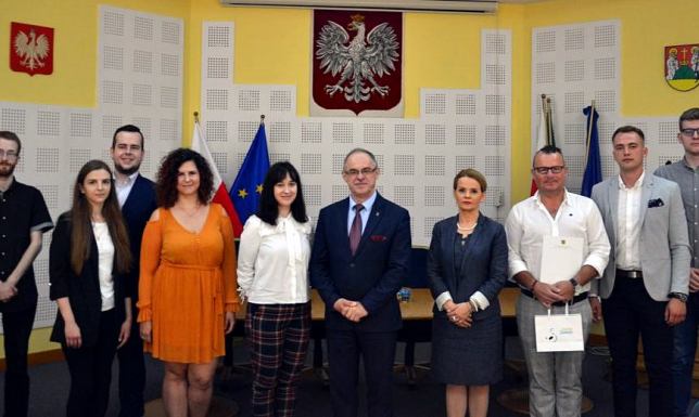Autorzy najlepszych prac o Suwałkach nagrodzeni Prezydent nagrodził za najlepsze prace dyplomowe