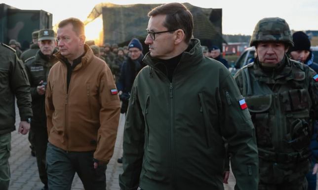 Mateusz Morawiecki i Mariusz Błaszczak w Kuźnicy