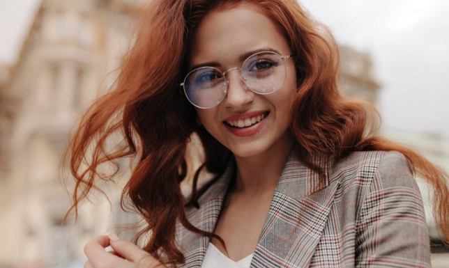 Jak dobrać idealne oprawki do okularów? Poradnik dla klientów salonów optycznych online