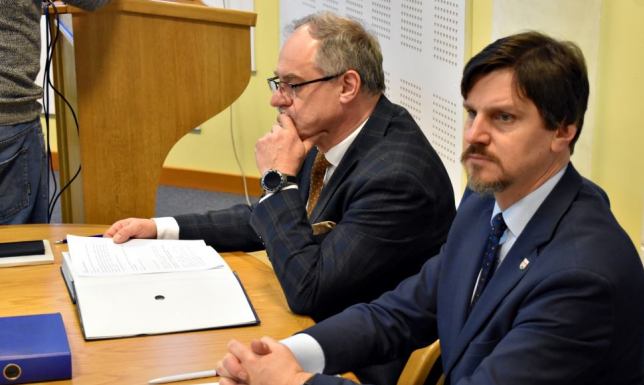 na żadne z pytań skierowanych przez 15 radnych odpowiedź dziś nie padła