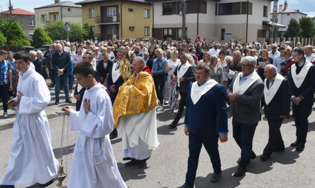 Tłumy wiernych przeszły dziś ulicami miasta w procesjach