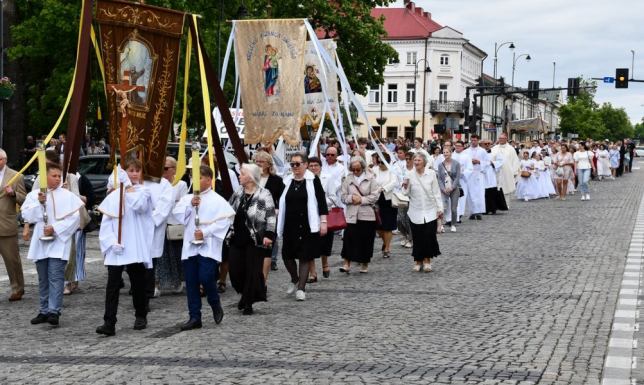 Tłumy wiernych uczestniczyły w czwartek (04.06) w procesjach