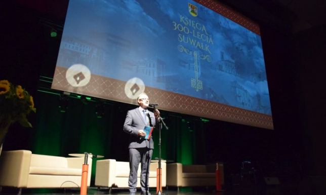 Zaprezentowali księge o Suwałkach