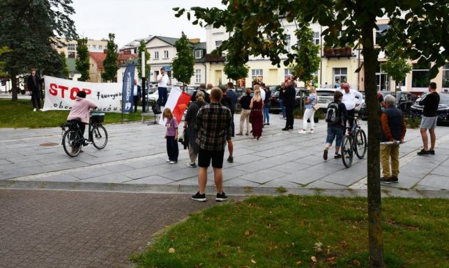 protest przeciwko nadużywaniu prawa przez imigrantów