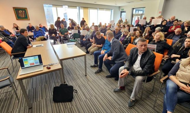  mieszkańcy gminy Suwałki i działkowicze protestowali przeciwko budowie PSZOK