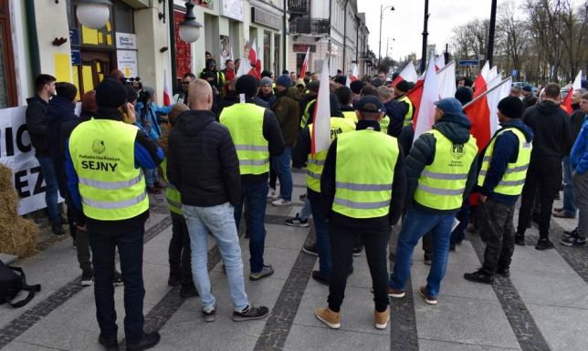 Rolnicy wręczyli żółte kartki posłom z Suwałk