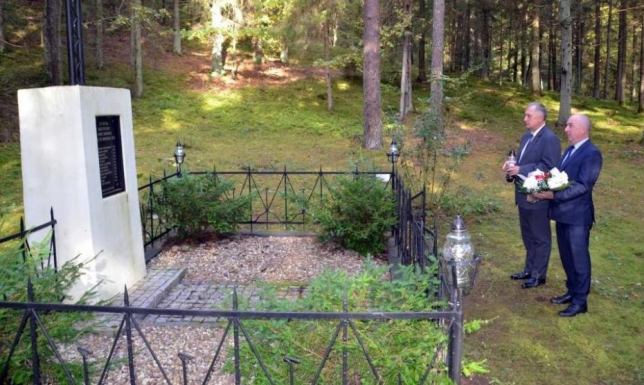  29 września 1943 r. żandarmi niemieccy rozstrzelali w lesie Tabory koło wsi Prudziszki 12 Polaków