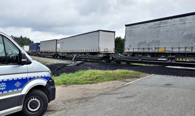  kierowca samochodu ciężarowego wjechał pod nadjeżdżający pociąg