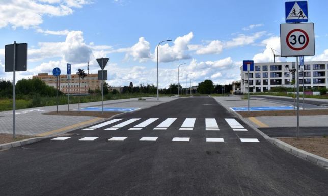 Napisy „Przejście dla pieszych — zejdź z roweru" w Suwałkach