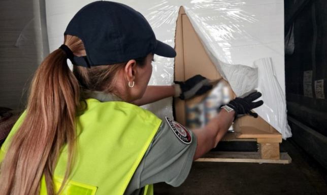 ciężarówka z Łotwy miała przewozić plastikowe opakowania