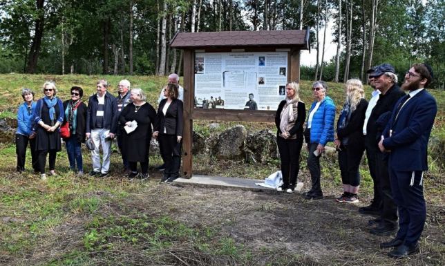 Uroczystość na terenie zabytkowego cmentarza żydowskiego w Przerośli