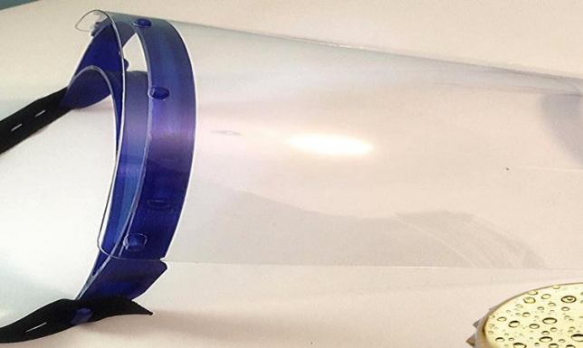 Przyłbice dla medyków od radnych