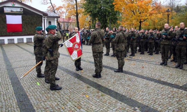 Żołnierska przysięga w Parku Konstytucji 3 Maja 47 żołnierzy Dobrowolnej Zasadniczej Służby Wojskowej złożyło przysięgę