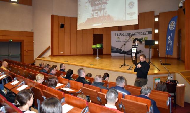 Debata Państwowej Uczelni Zawodowej i suwalskiej Policji dla młodzieży