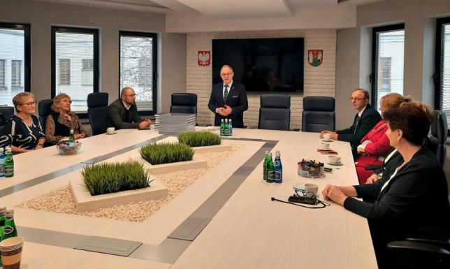 V kadencja Suwalskiej Rady Seniorów Spotkanie nowej i ustępującej Suwalskiej Rady Seniorów w Ratuszu