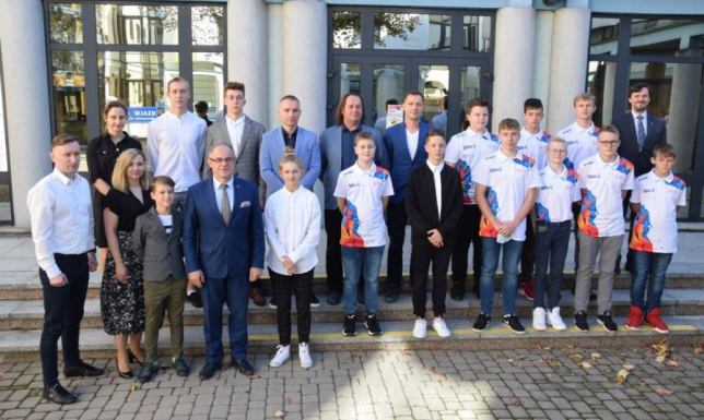 Podziękowania za reprezentowanie Suwałk na sportowych arenach Spotkanie prezydenta z suwalskimi sportowcami w Ratuszu