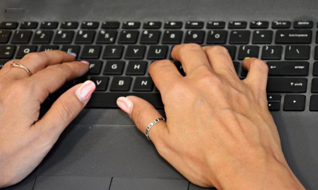 47-letnia mieszkanka powiatu suwalskiego chciała sprzedać w internecie bluzkę