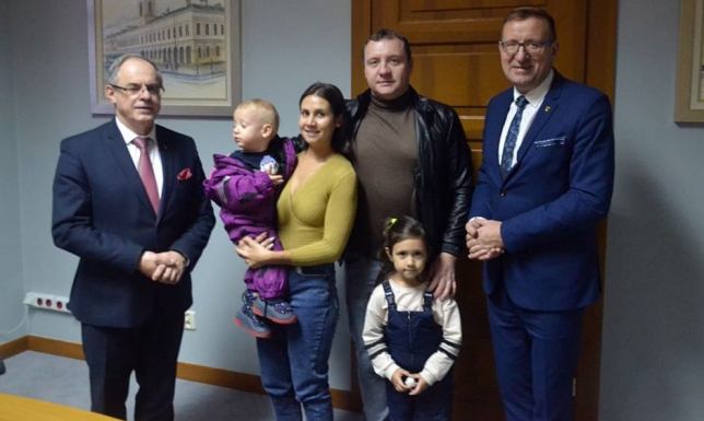 Repatrianci oficjalnie obywatelami Polski Rodzina Tachanovskiych z Kazachstanu otrzymała polskie obywatelstwo
