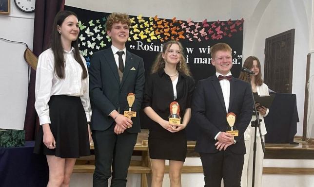 uczniowie klas maturalnych zakończyli edukację