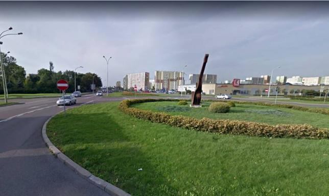 Gitara na rondzie przy ul. Pułaskiego w Suwałkach