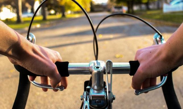 Problem z budową ciągu pieszo-rowerowego przy Różanej Budowa ciągu pieszo-rowerowego przy ulicy Różanej pomiędzy ulicami Północną i Klonową
