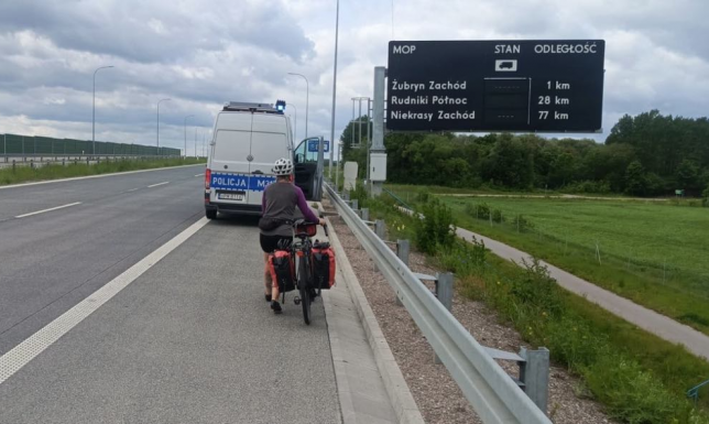 33-letnia obywatelka Norwegii jechała rowerem pasem awaryjnym