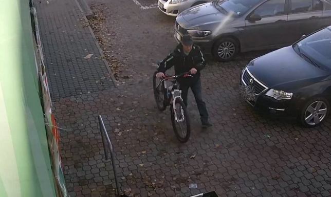 Policjanci poszukują mężczyzny podejrzewanego o kradzież roweru sprzed sklepu