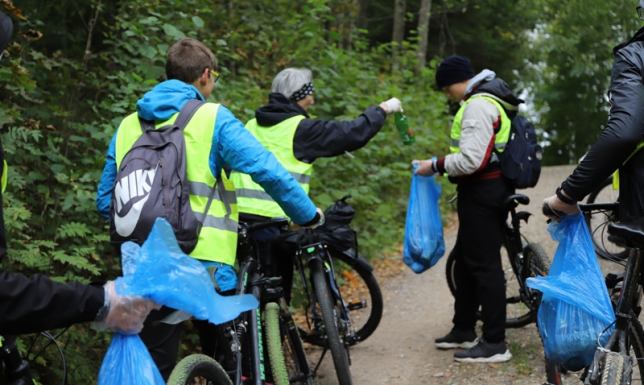 Rowerowe Sprzątanie Świata” uczniów ze szkół w Wiżajnach i Rutce-Tartak