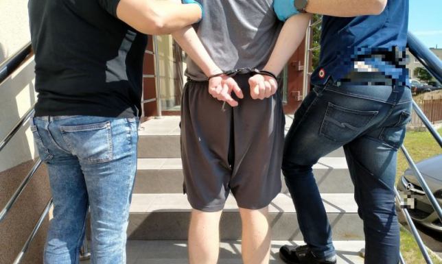 Mężczyzna szarpał, popychał i wykręcał ręce kobiety