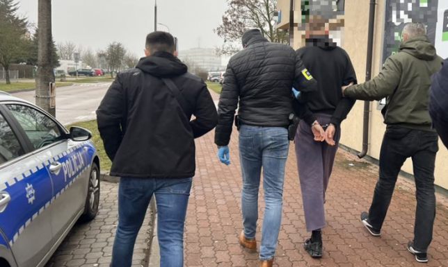 Okradał sklepy grożąc nożem. 20-latek z Suwałk zatrzymany wyjmował nóż i grożąc sprzedawcom żądał wydania pieniędzy