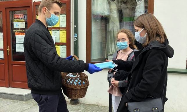 Młodzi suwalczanie rozdawali maseczki ochronne 