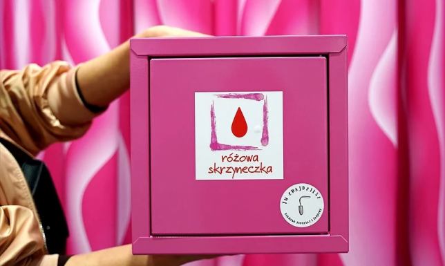 Różowe skrzyneczki pojawią się w suwalskich szkołach? Interpelacja ws. zwiększenia dostępu do bezpłatnych środków higieny osobistej w szkołach