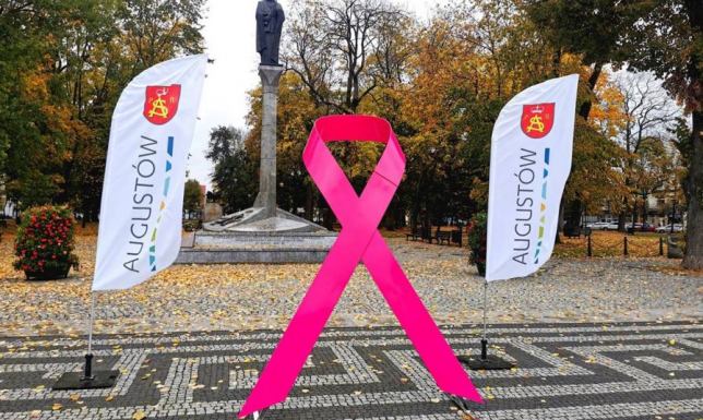 Odsłonięcie rzeźby Różowej Wstążki na Rynku Zygmunta Augusta w Augustowie