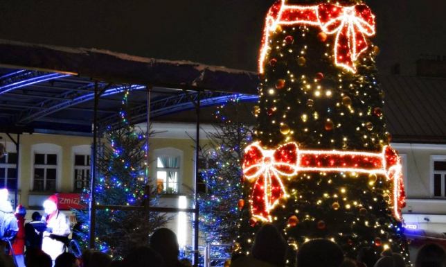 władze miasta z suwalczanami, rozświetliły miejską choinkę 