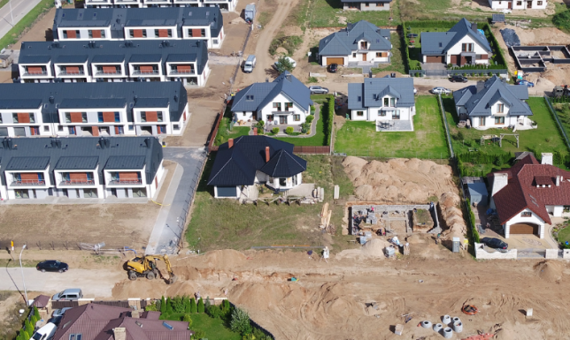 liczba składanych wniosków i wydawanych pozwoleń na budowę w Suwałkach