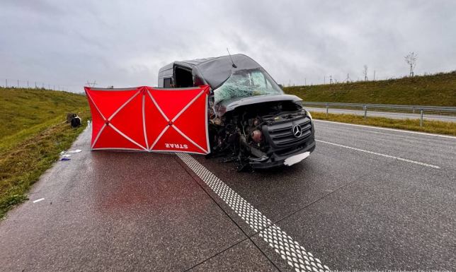 eden z pasażerów busa poniósł śmierć, a trzej inni doznali obrażeń