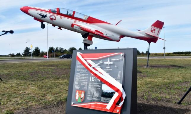 Pomnik samolotu szkolno-treningowego ISKRA TS-11 w Suwałkach