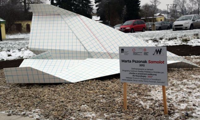 "Samolot" oficjalnie odsłonięty na bulwarach Oficjalnie odsłonięcie rzeźby w kształcie papierowej dziecięcej zabawki